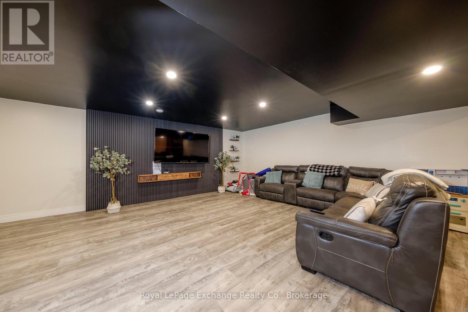 












482 WOLSLEY STREET

,
Huron-Kinloss (Lucknow),




Ontario
N0G2H0

