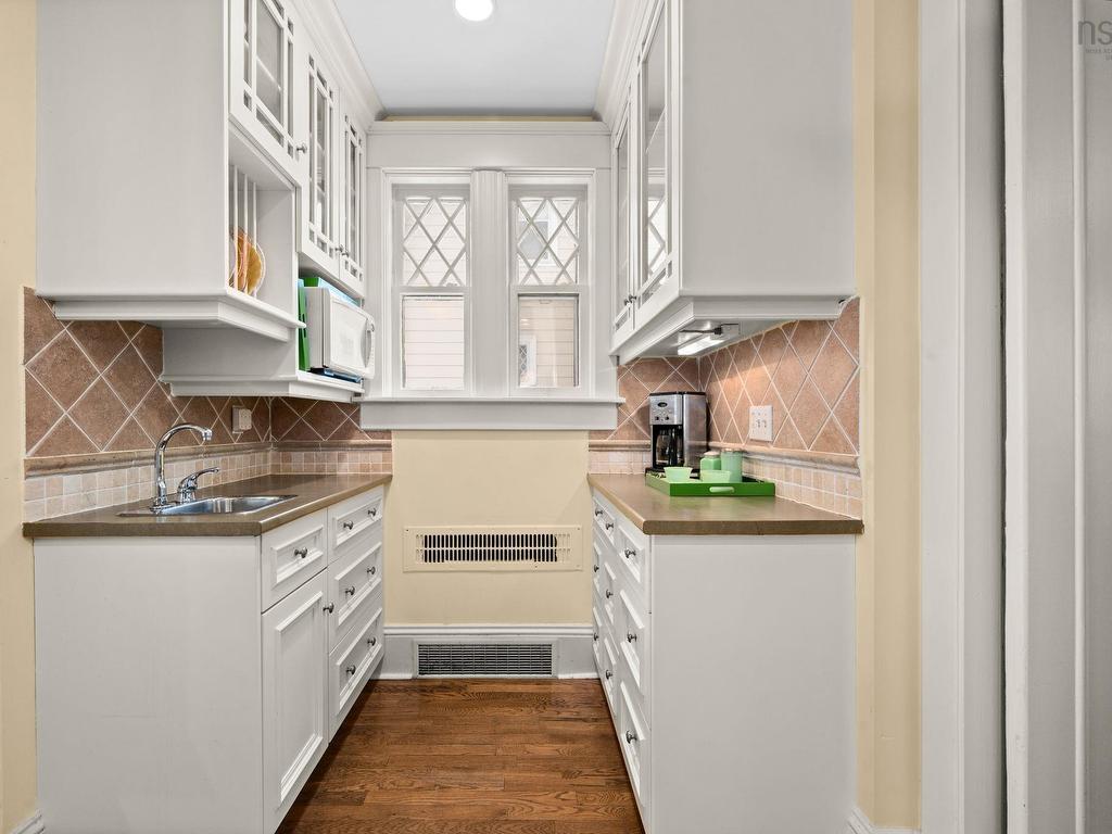 












1950 Connaught Avenue

,
Halifax,




NS
B3H 4E1

