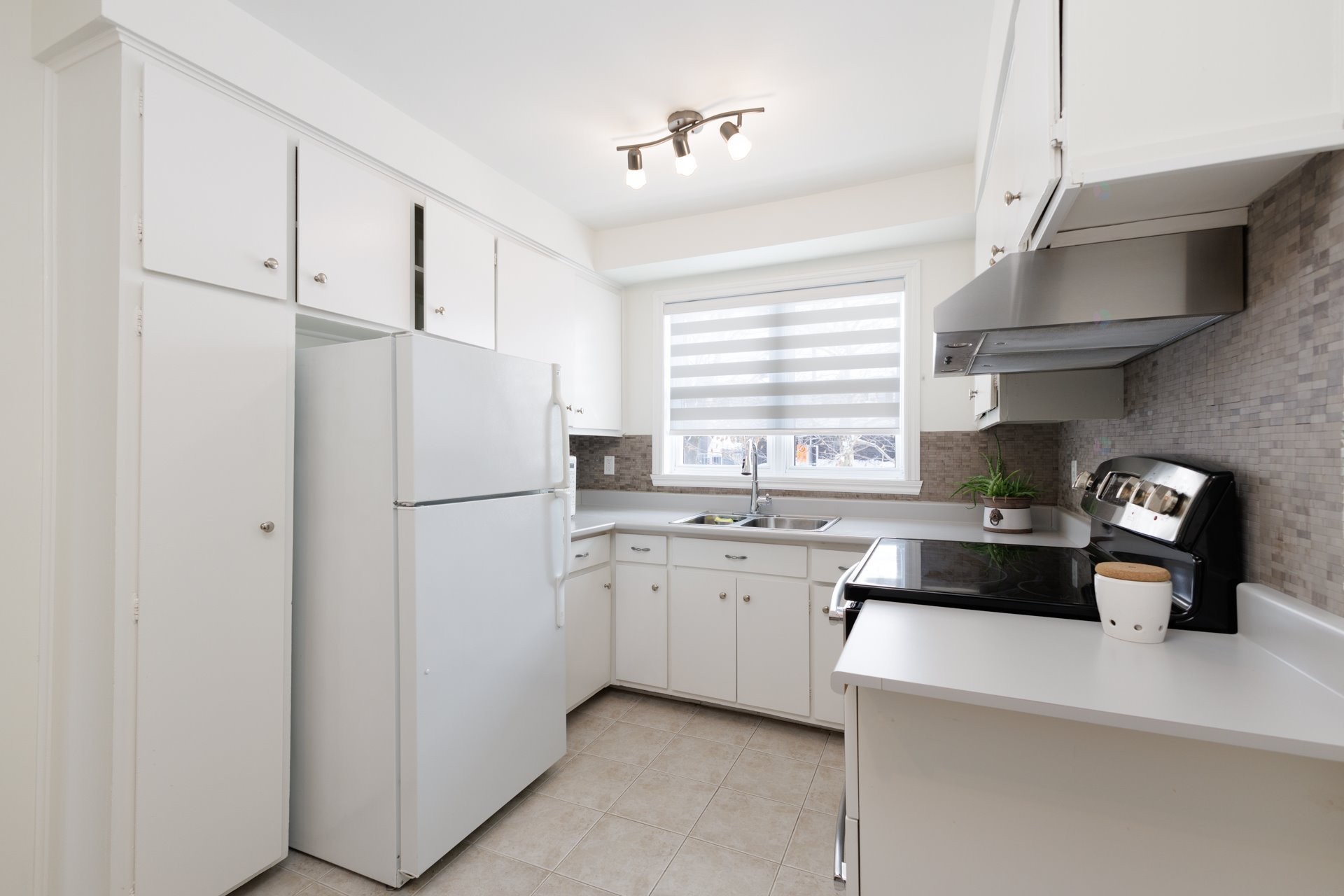 









409


Rue Bruce

,
Kirkland,




QC
H9H3L6

