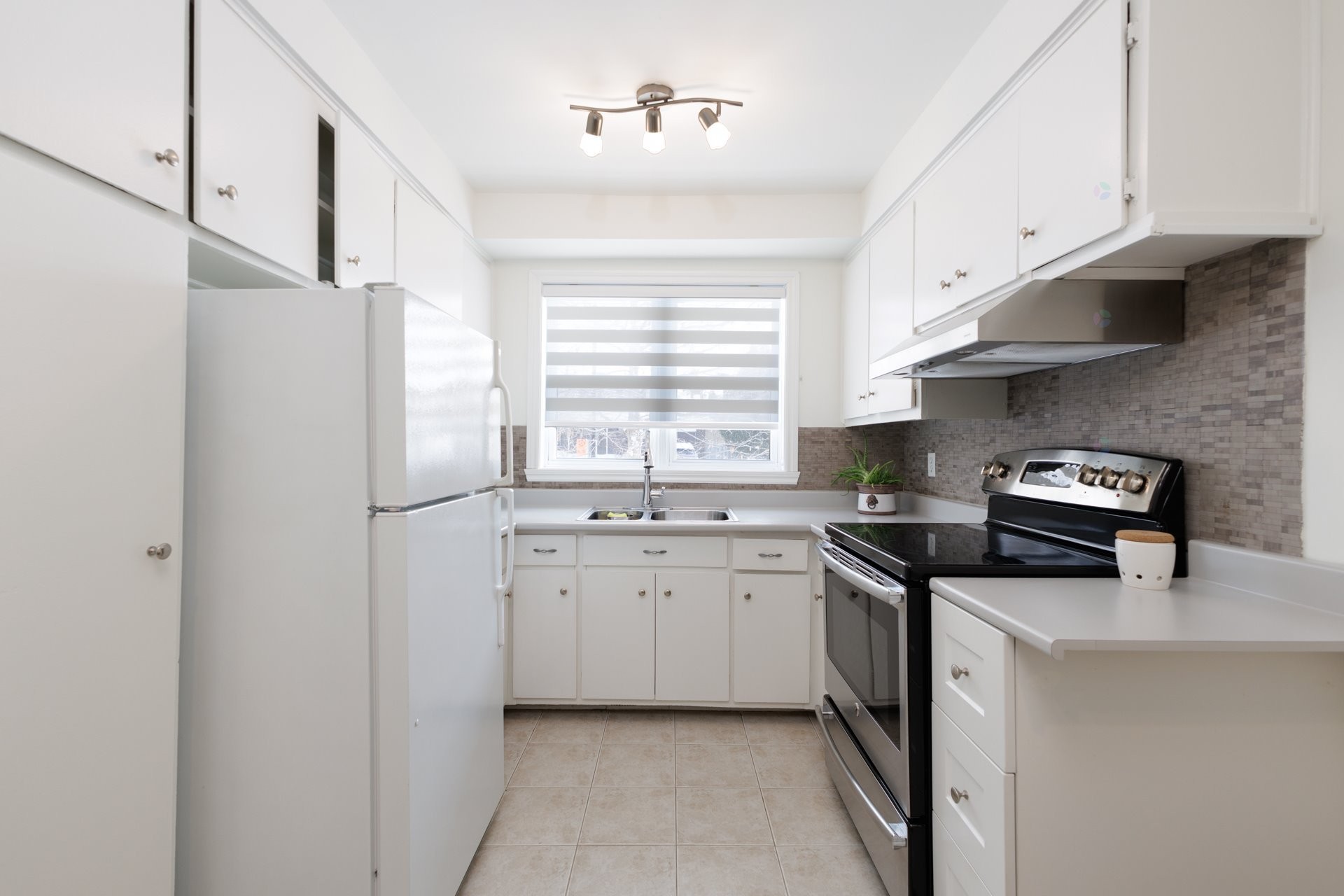 









409


Rue Bruce

,
Kirkland,




QC
H9H3L6

