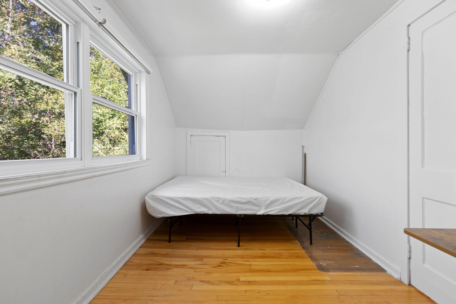 









1410


Rue Jolicoeur

,
Montréal (Le Sud-Ouest),




QC
H4E1W7

