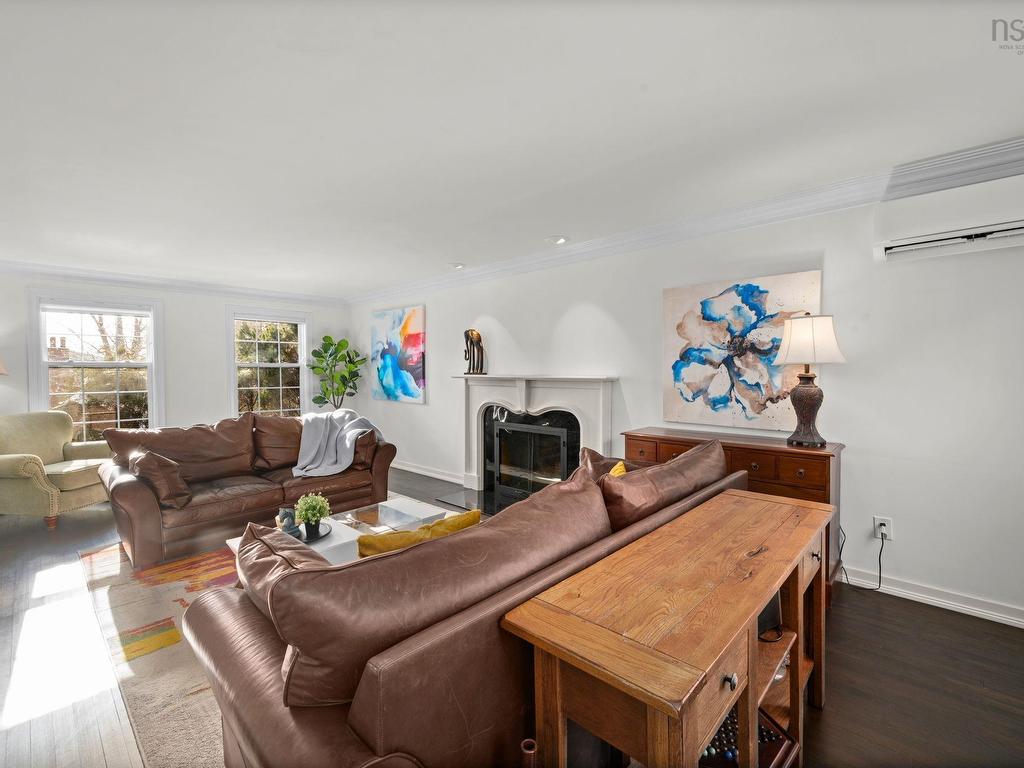 












523 Francklyn Street

,
Halifax,




NS
B3H 3B2

