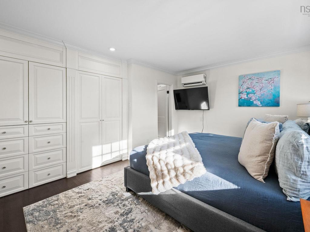 












523 Francklyn Street

,
Halifax,




NS
B3H 3B2

