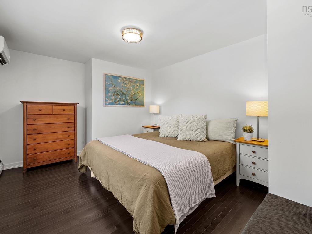 












523 Francklyn Street

,
Halifax,




NS
B3H 3B2

