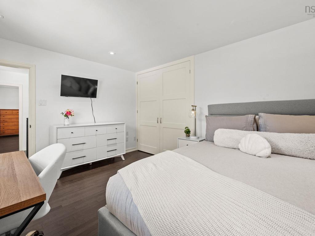 












523 Francklyn Street

,
Halifax,




NS
B3H 3B2

