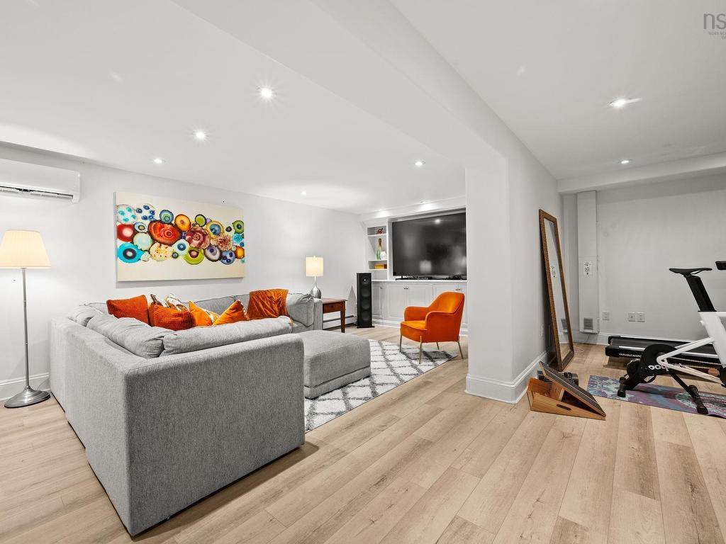 












523 Francklyn Street

,
Halifax,




NS
B3H 3B2

