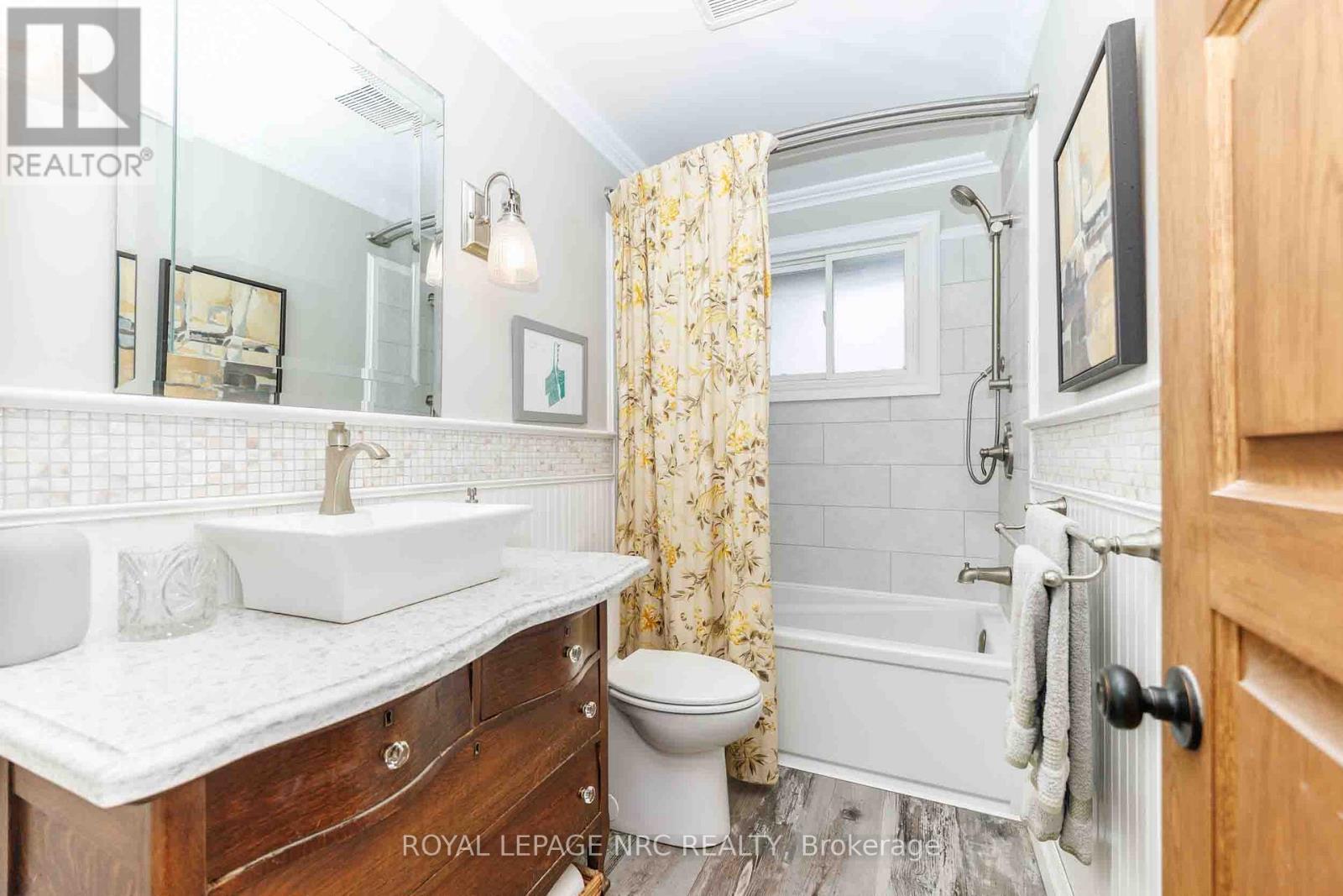 












6 CROYDON DRIVE

,
St. Catharines (Lakeshore),




Ontario
L2M1J2

