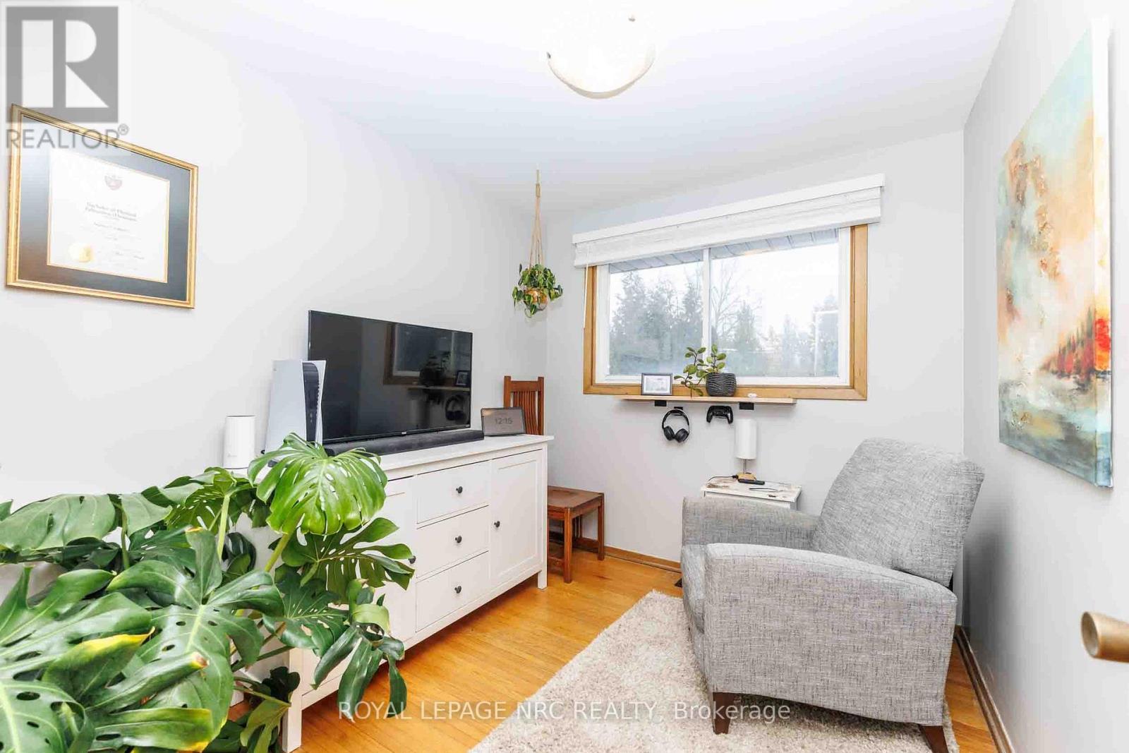 












6 CROYDON DRIVE

,
St. Catharines (Lakeshore),




Ontario
L2M1J2

