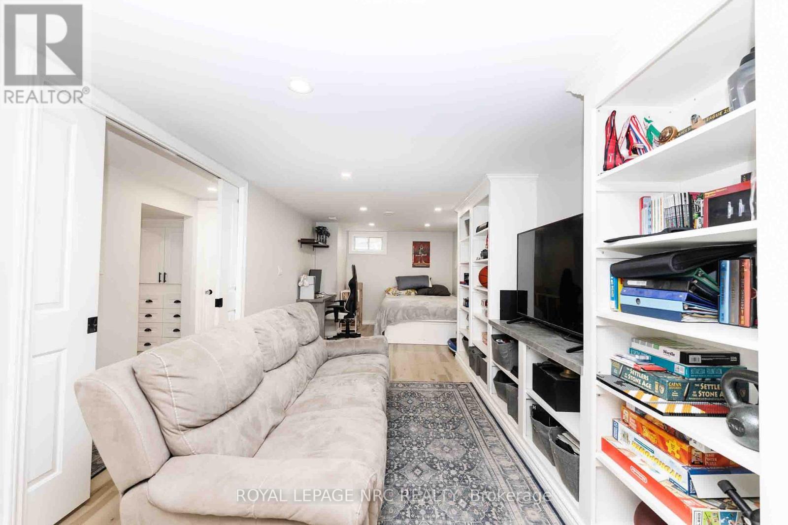 












6 CROYDON DRIVE

,
St. Catharines (Lakeshore),




Ontario
L2M1J2

