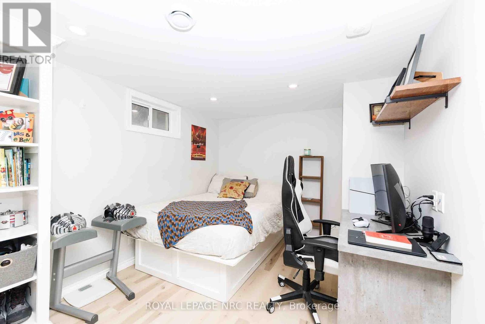 












6 CROYDON DRIVE

,
St. Catharines (Lakeshore),




Ontario
L2M1J2

