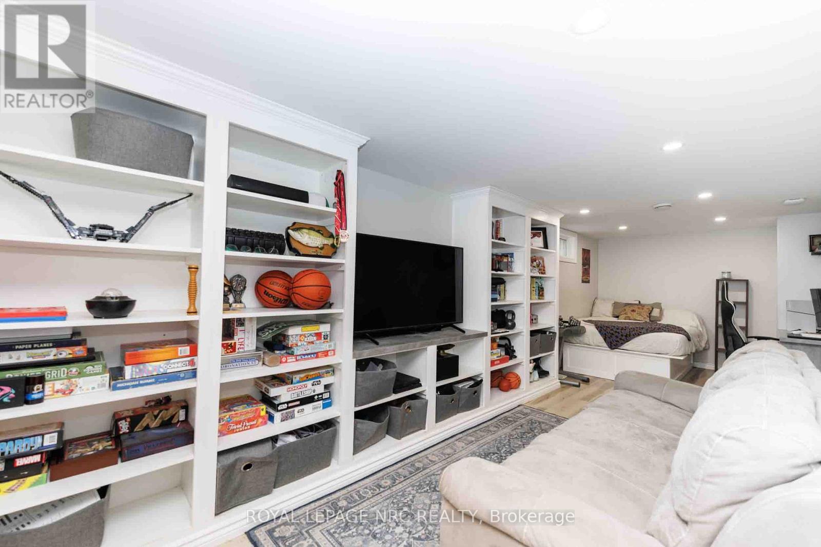 












6 CROYDON DRIVE

,
St. Catharines (Lakeshore),




Ontario
L2M1J2

