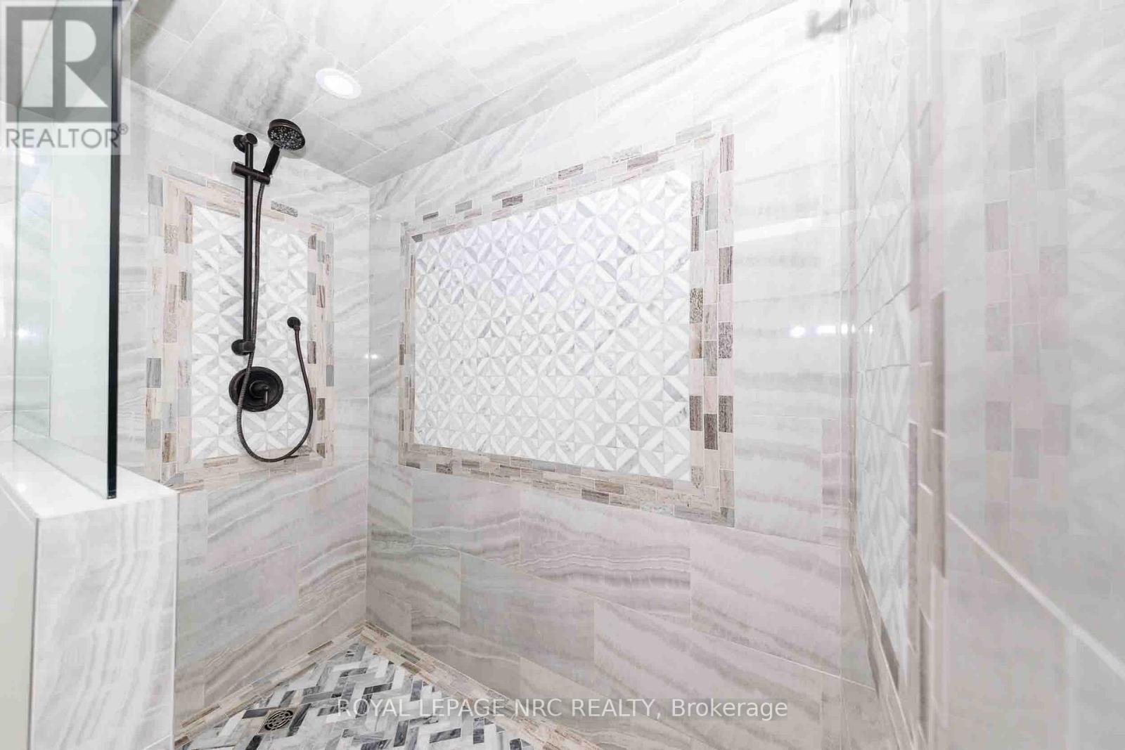 












6 CROYDON DRIVE

,
St. Catharines (Lakeshore),




Ontario
L2M1J2

