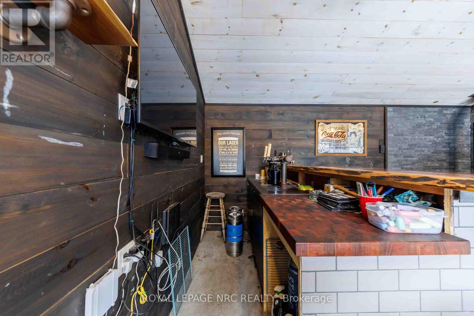 












6 CROYDON DRIVE

,
St. Catharines (Lakeshore),




Ontario
L2M1J2

