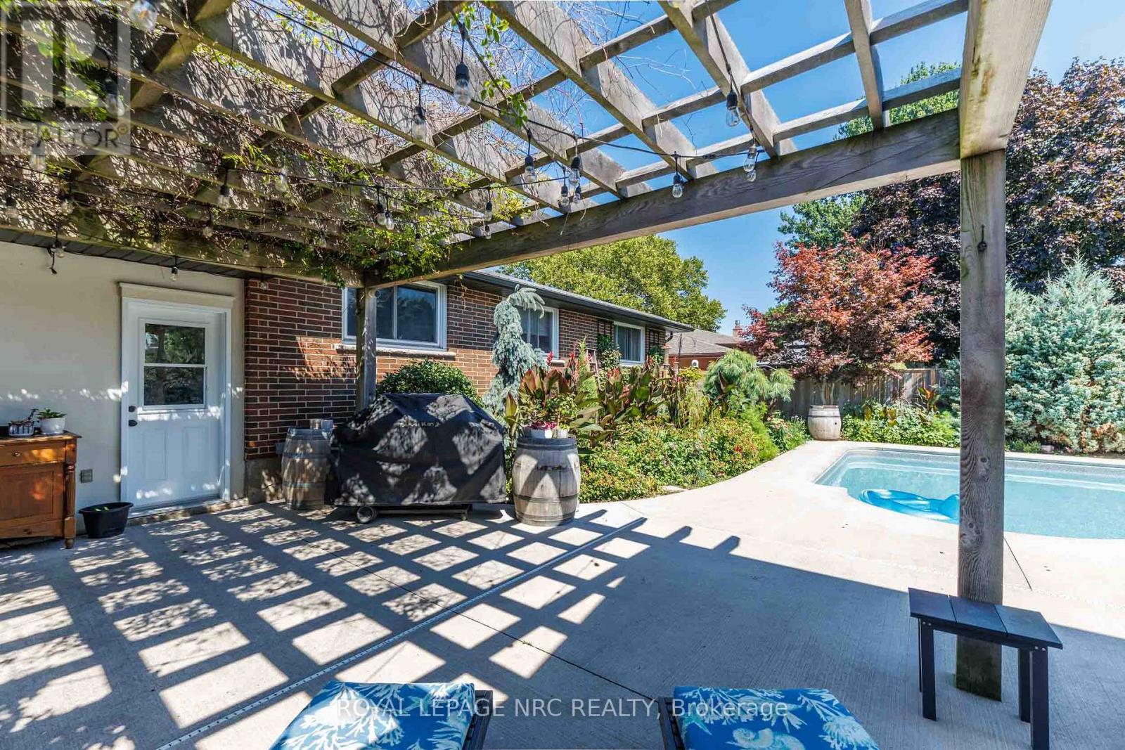 












6 CROYDON DRIVE

,
St. Catharines (Lakeshore),




Ontario
L2M1J2

