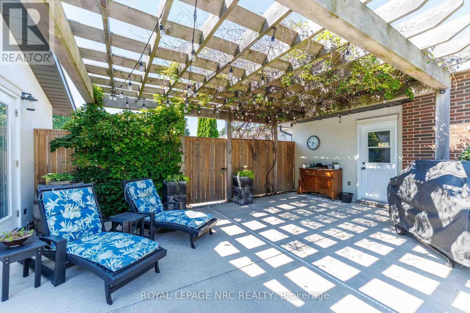 












6 CROYDON DRIVE

,
St. Catharines (Lakeshore),




Ontario
L2M1J2

