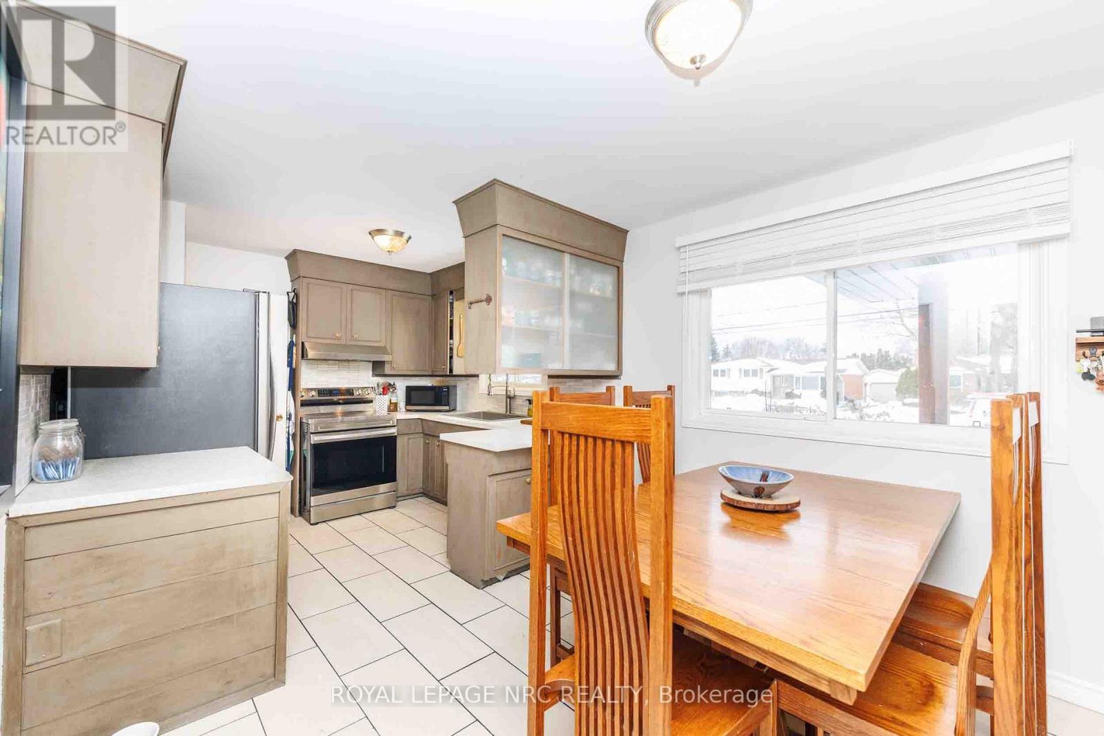 












6 CROYDON DRIVE

,
St. Catharines (Lakeshore),




Ontario
L2M1J2

