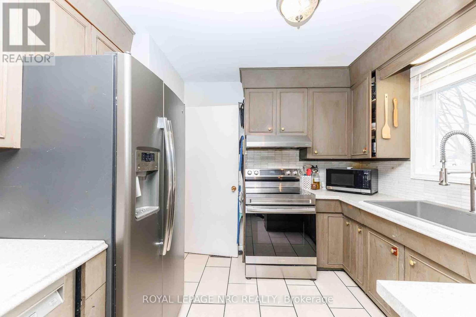 












6 CROYDON DRIVE

,
St. Catharines (Lakeshore),




Ontario
L2M1J2

