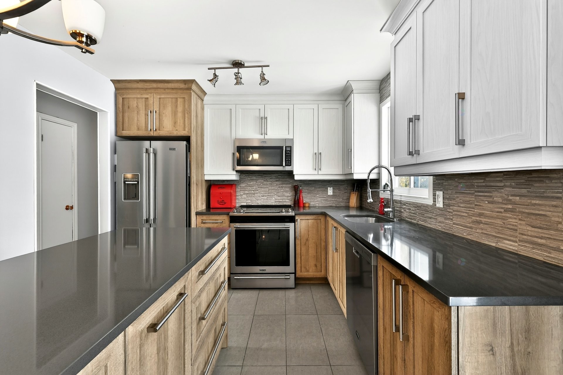 









147


Rue Leclerc

,
Sainte-Anne-des-Plaines,




QC
J5N2G7

