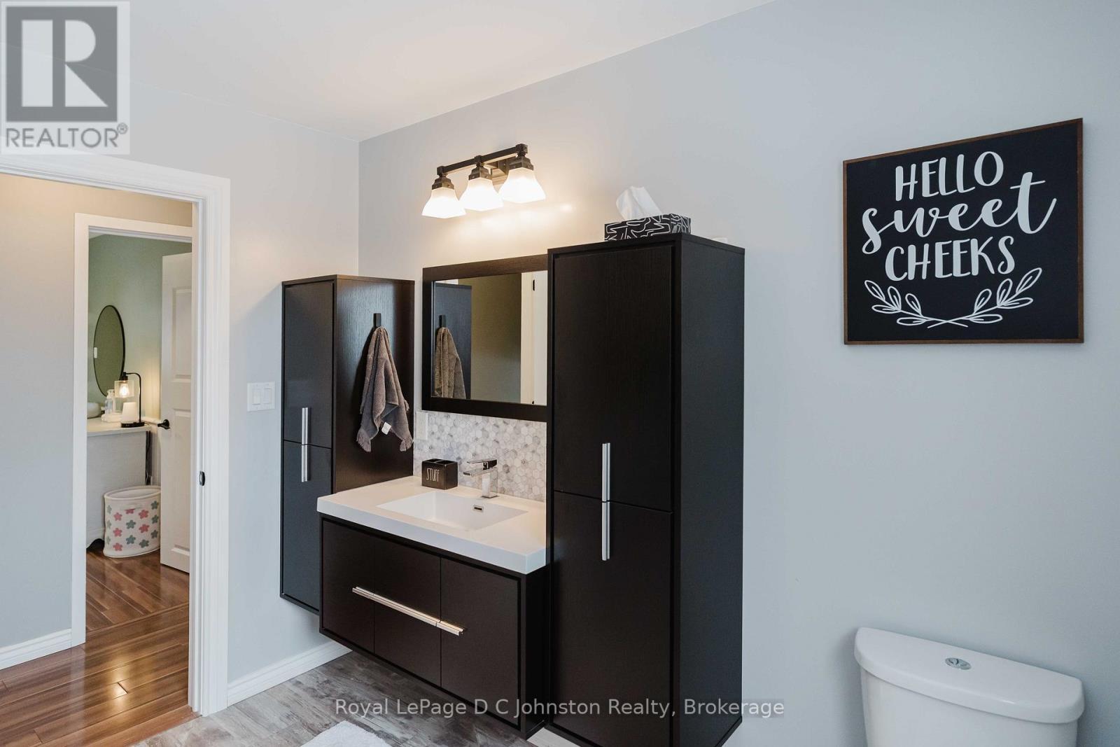 












33 ALICE STREET

,
South Bruce Peninsula,




Ontario
N0H1A0

