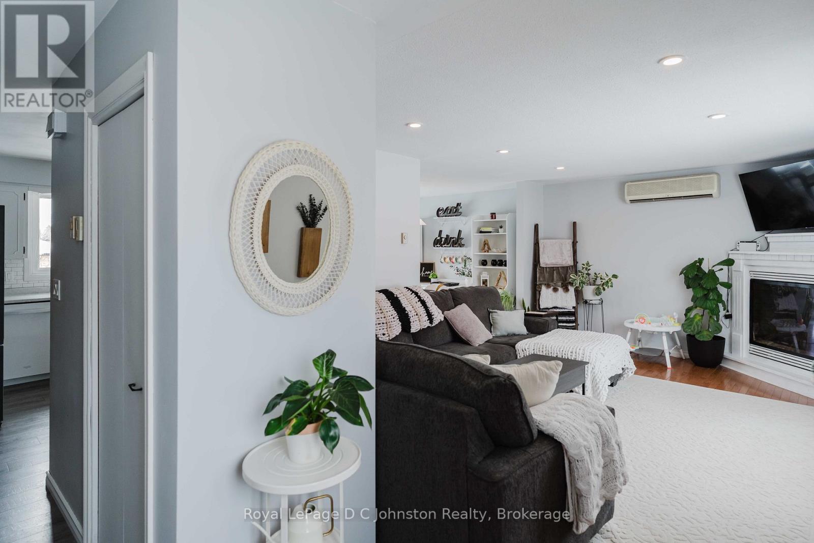 












33 ALICE STREET

,
South Bruce Peninsula,




Ontario
N0H1A0

