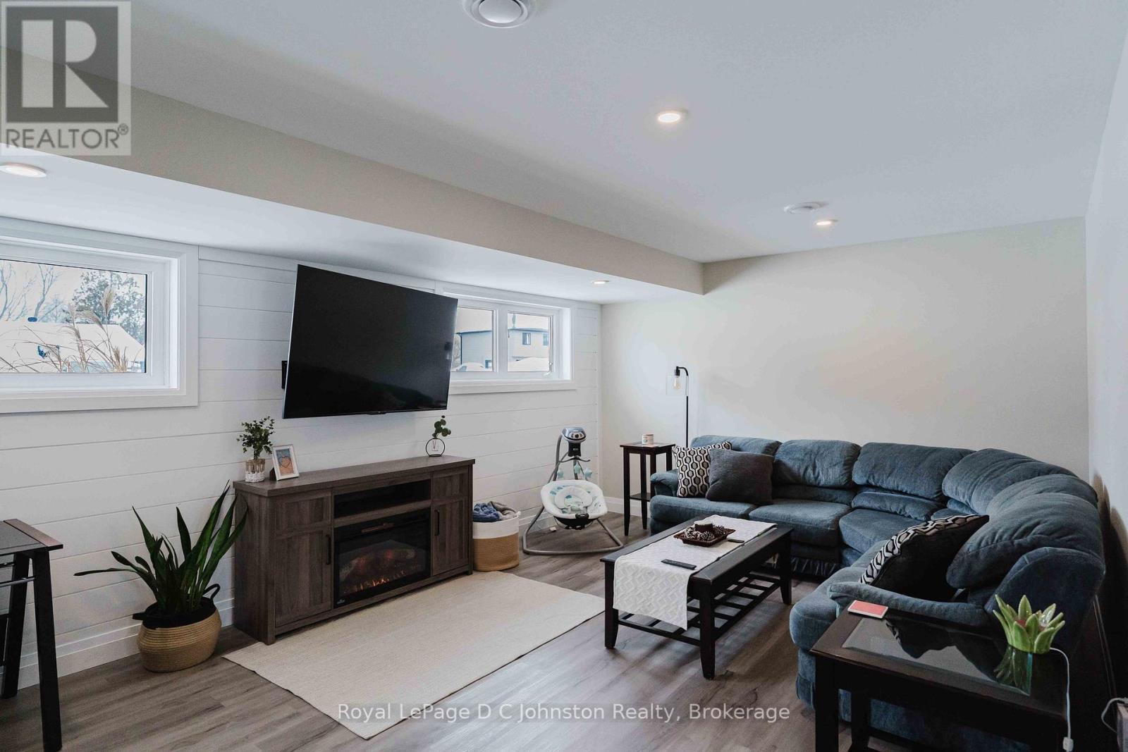 












33 ALICE STREET

,
South Bruce Peninsula,




Ontario
N0H1A0

