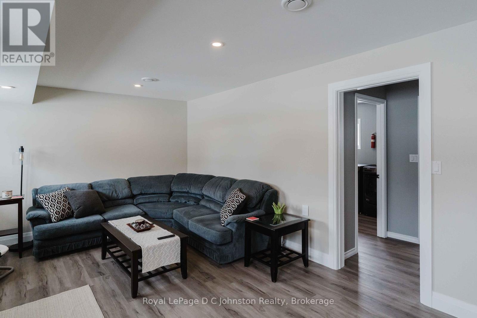 












33 ALICE STREET

,
South Bruce Peninsula,




Ontario
N0H1A0

