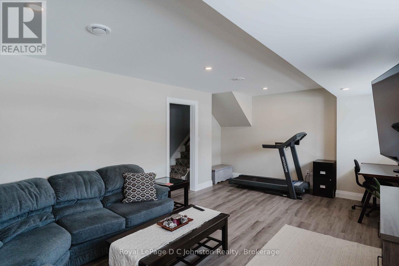 












33 ALICE STREET

,
South Bruce Peninsula,




Ontario
N0H1A0

