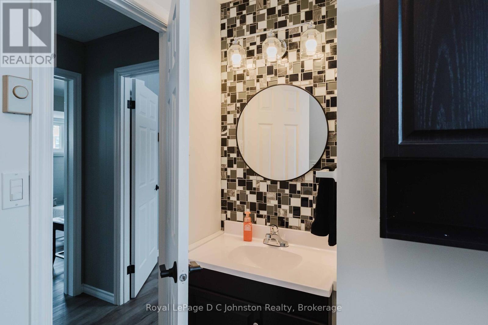 












33 ALICE STREET

,
South Bruce Peninsula,




Ontario
N0H1A0

