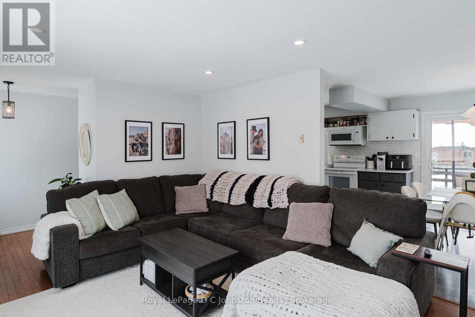 












33 ALICE STREET

,
South Bruce Peninsula,




Ontario
N0H1A0

