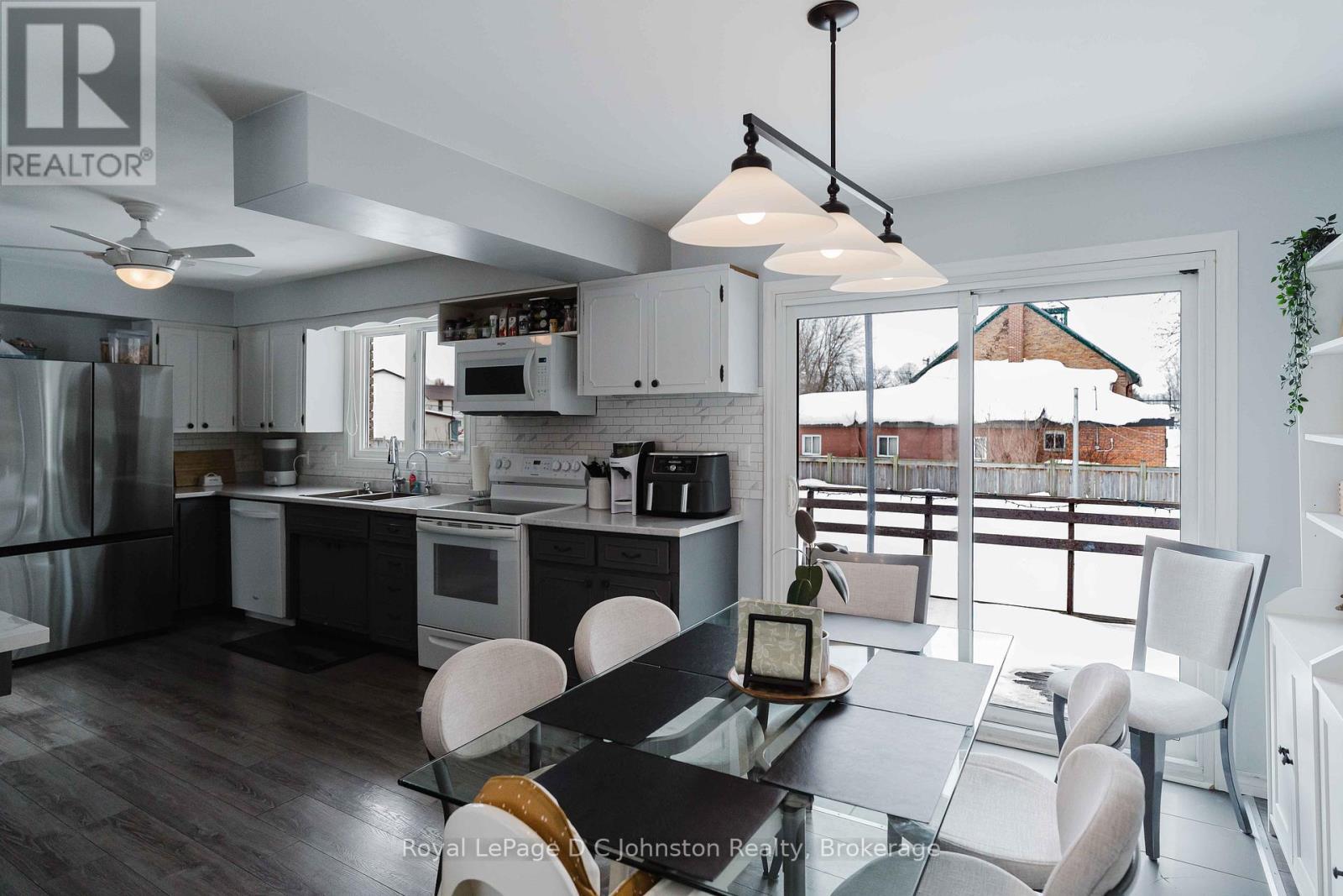 












33 ALICE STREET

,
South Bruce Peninsula,




Ontario
N0H1A0

