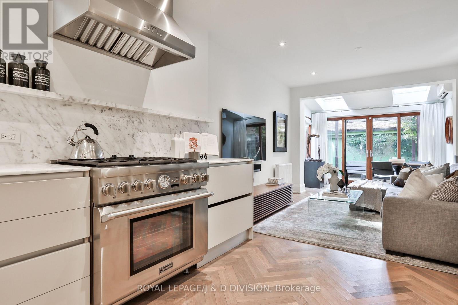 












69 SULLIVAN STREET

,
Toronto,




Ontario
M5T1C2

