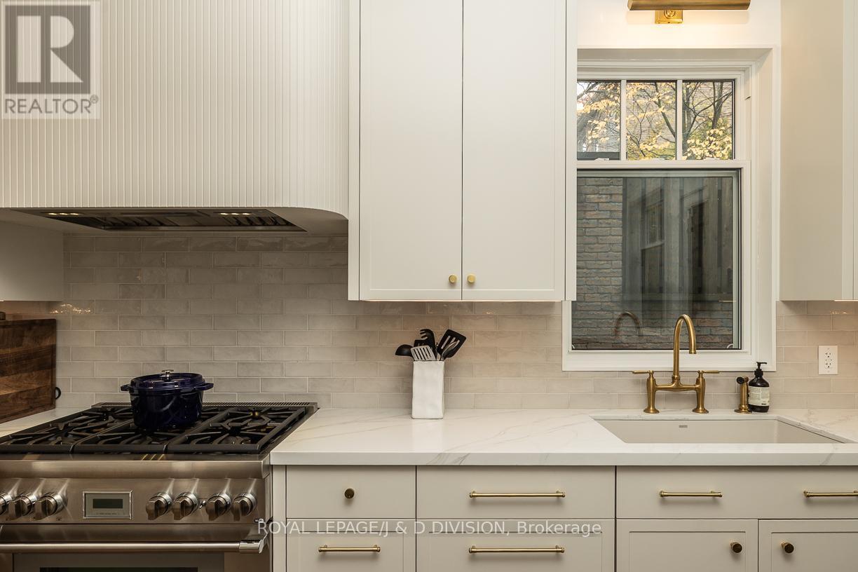 












102 SHAFTESBURY AVENUE

,
Toronto,




Ontario
M4T1A5

