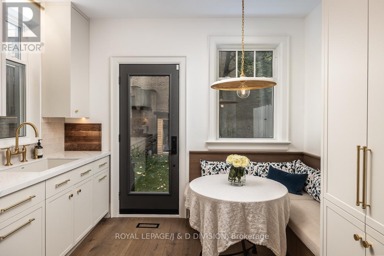 












102 SHAFTESBURY AVENUE

,
Toronto,




Ontario
M4T1A5

