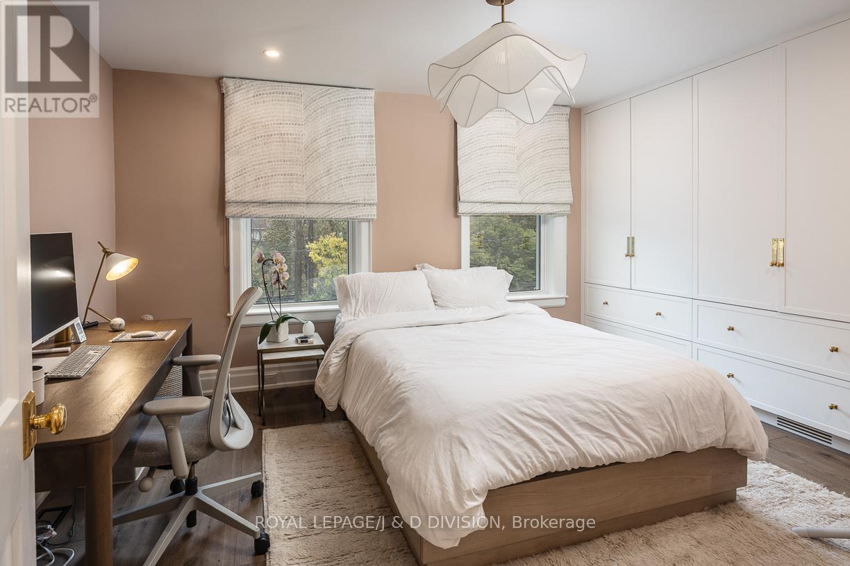 












102 SHAFTESBURY AVENUE

,
Toronto,




Ontario
M4T1A5

