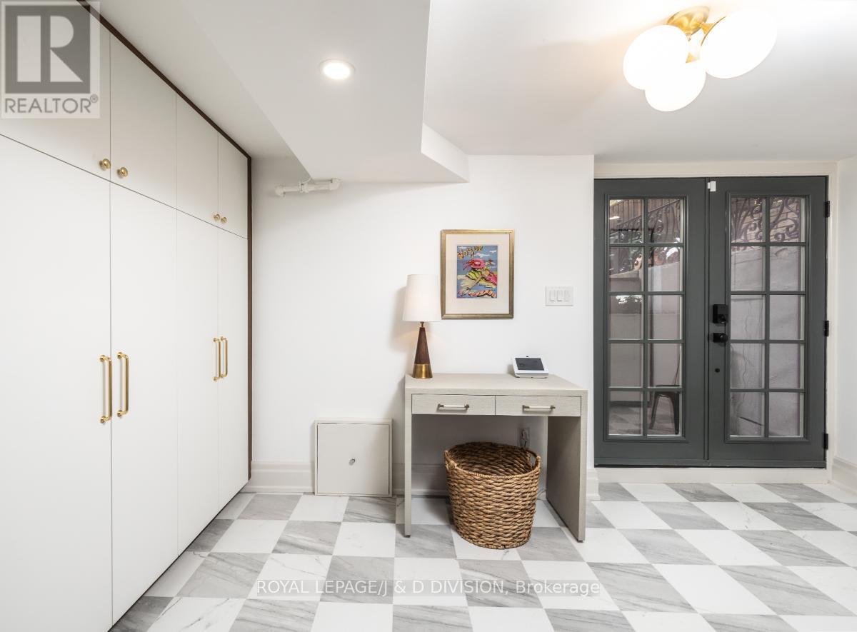 












102 SHAFTESBURY AVENUE

,
Toronto,




Ontario
M4T1A5

