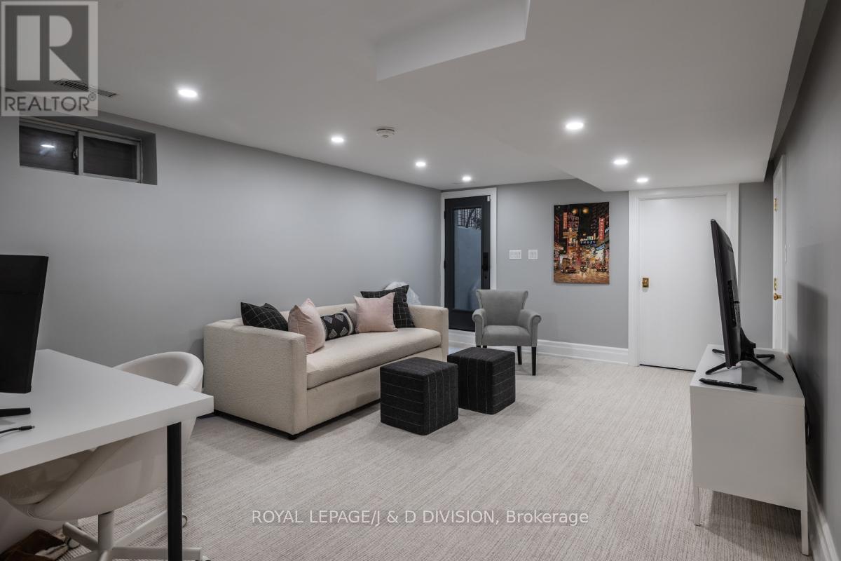 












102 SHAFTESBURY AVENUE

,
Toronto,




Ontario
M4T1A5

