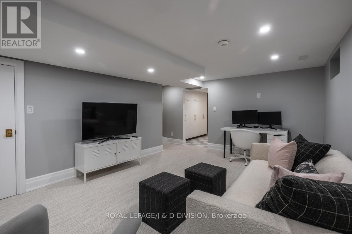 












102 SHAFTESBURY AVENUE

,
Toronto,




Ontario
M4T1A5

