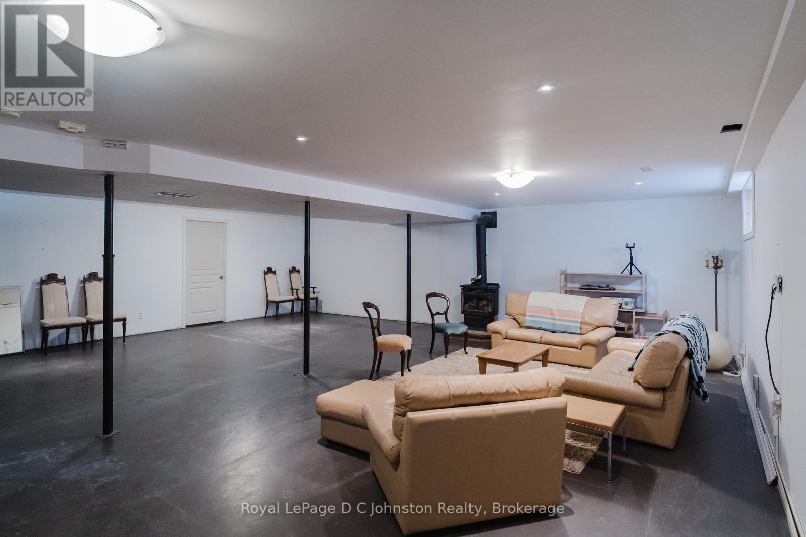 












60 MIRAMICHI BAY ROAD

,
Saugeen Shores,




Ontario
N0H2C6

