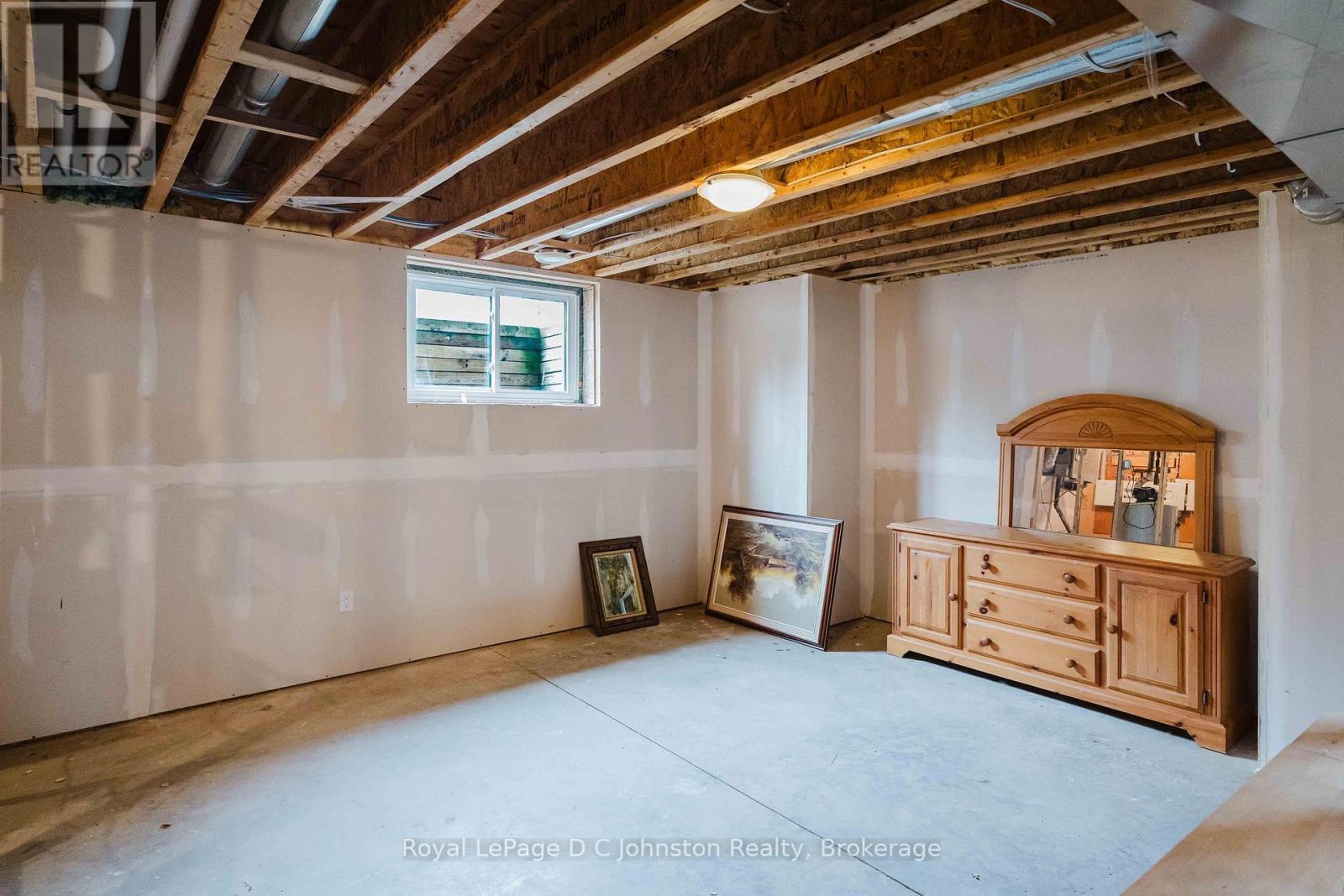 












27 CARTER DRIVE

,
Saugeen Shores,




Ontario
N0H2C6

