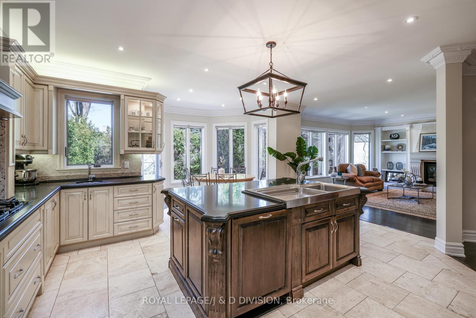 












82 MUNRO BOULEVARD

,
Toronto,




Ontario
M2P1C4

