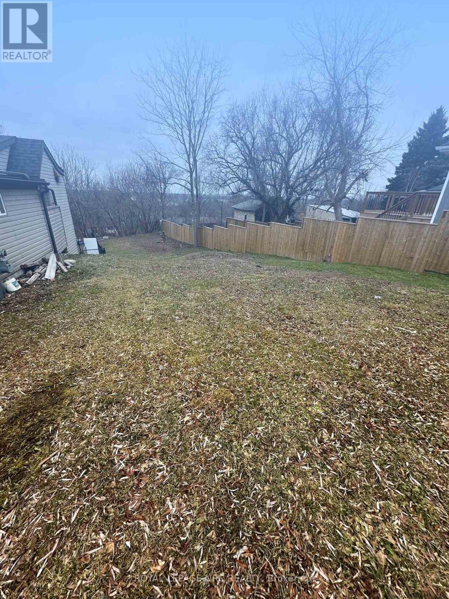 












1 BALL AVENUE

,
St. Catharines (Burleigh Hill),







Ontario
L2T1B4

