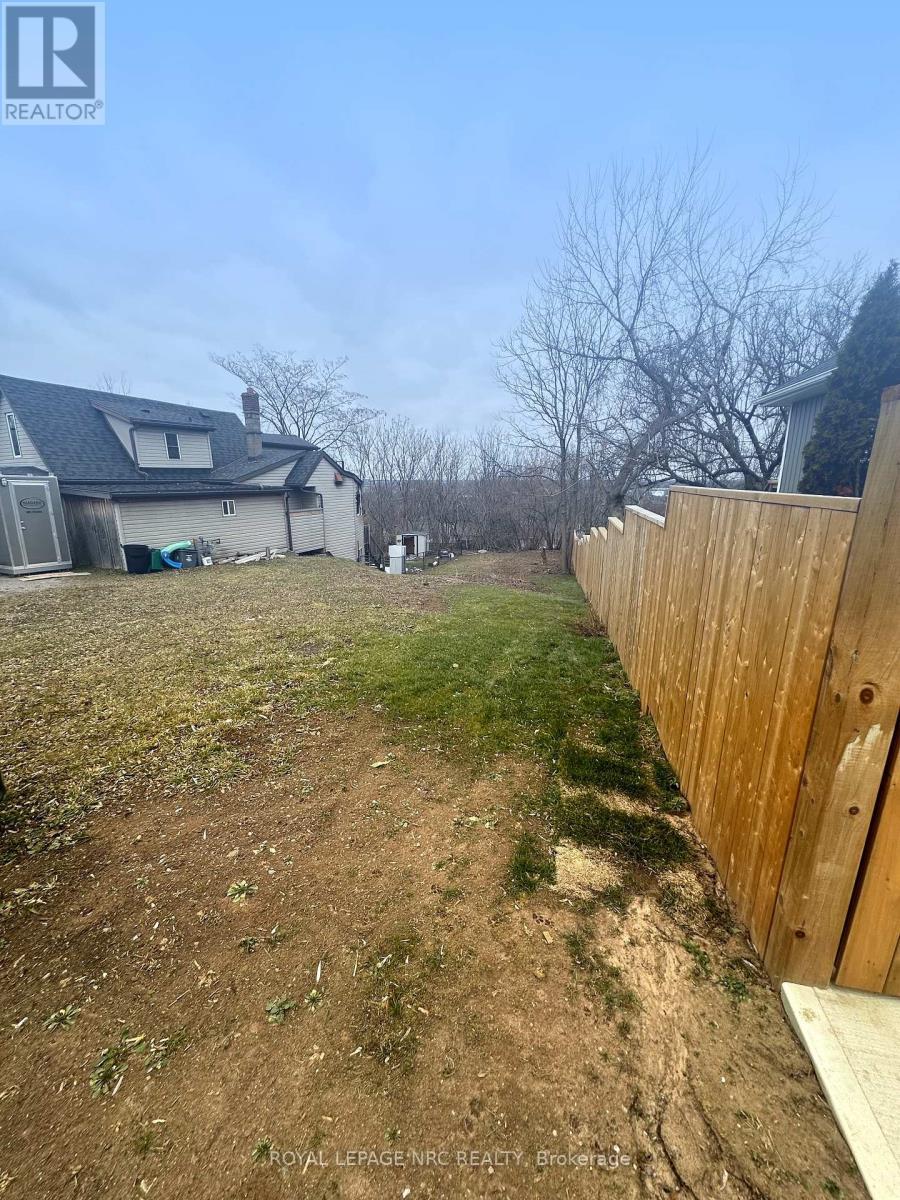












1 BALL AVENUE

,
St. Catharines (Burleigh Hill),







Ontario
L2T1B4

