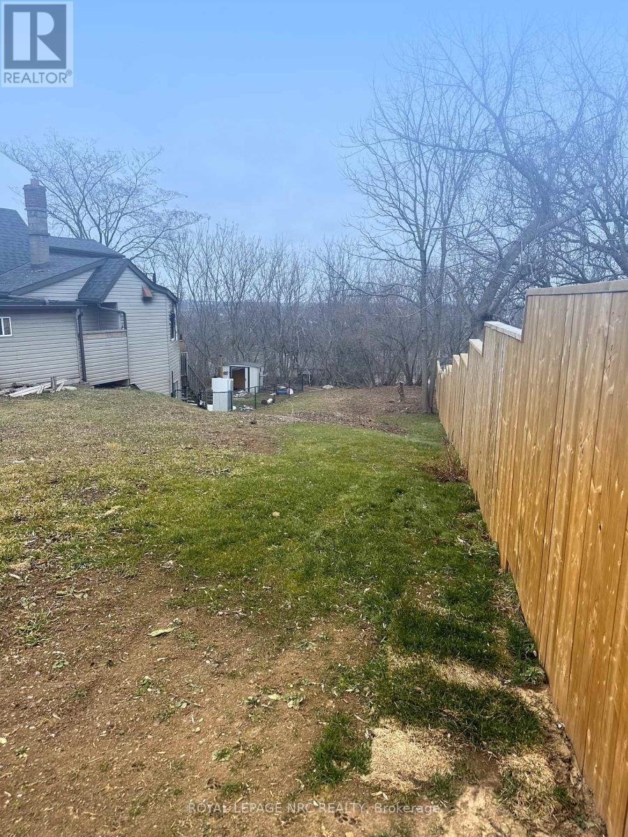












1 BALL AVENUE

,
St. Catharines (Burleigh Hill),







Ontario
L2T1B4

