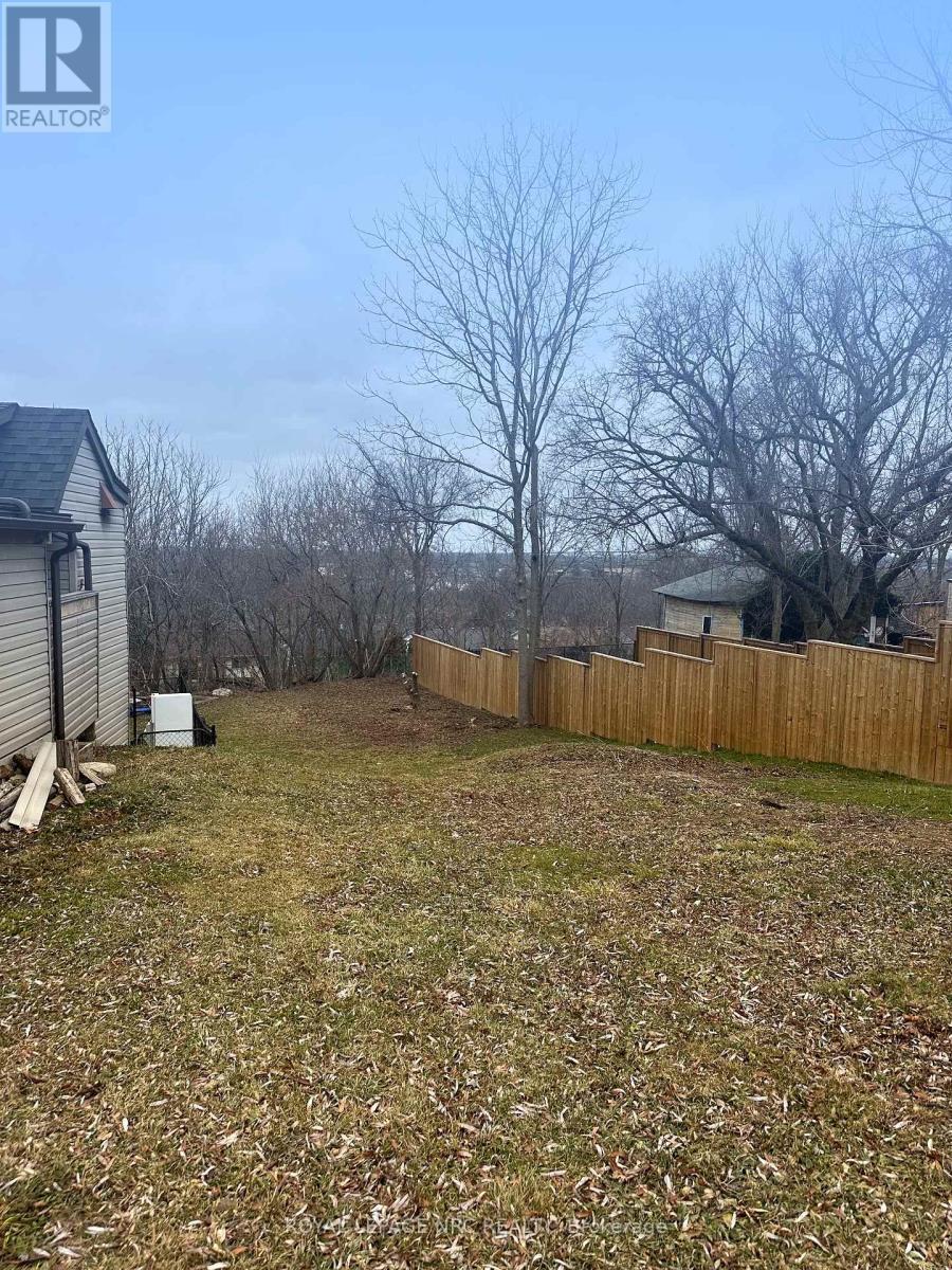 












1 BALL AVENUE

,
St. Catharines (Burleigh Hill),







Ontario
L2T1B4

