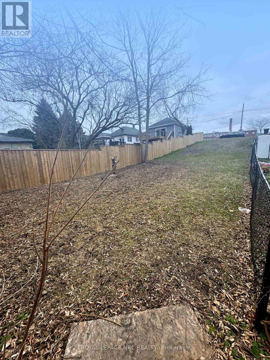 












1 BALL AVENUE

,
St. Catharines (Burleigh Hill),







Ontario
L2T1B4


