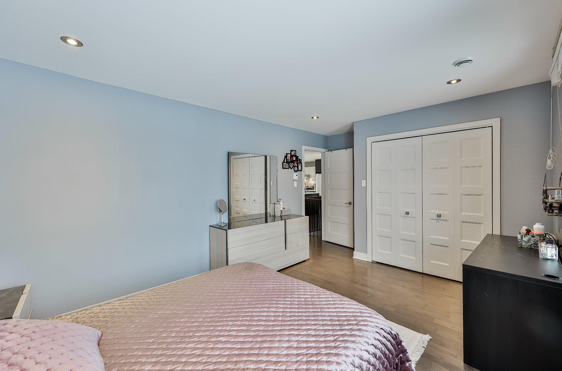 









277


Rue Paré

,
L'Assomption,




QC
J5W0K5

