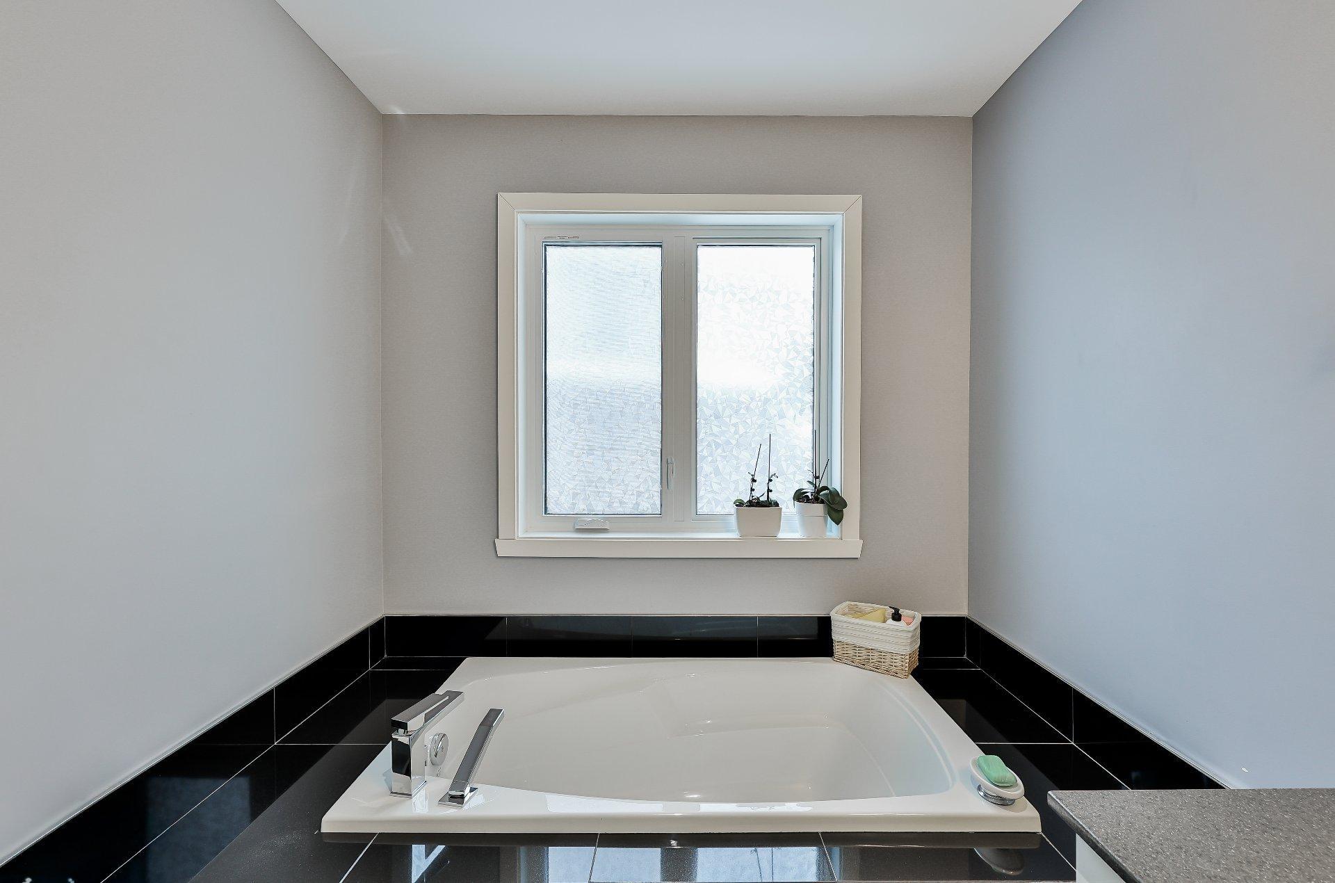 









277


Rue Paré

,
L'Assomption,




QC
J5W0K5

