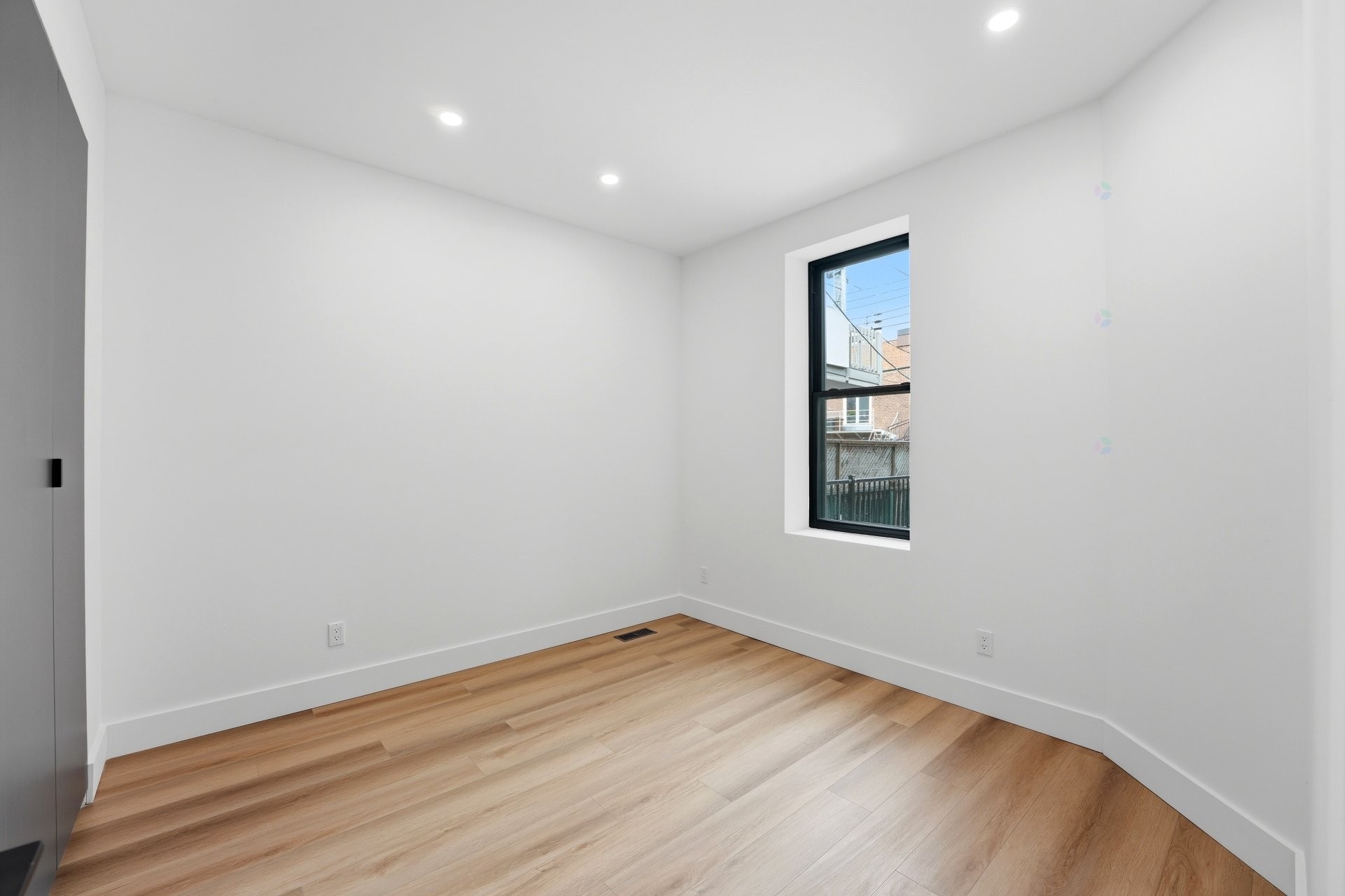 









137


Av. Querbes

,
Montréal (Outremont),




QC
H2V3V8

