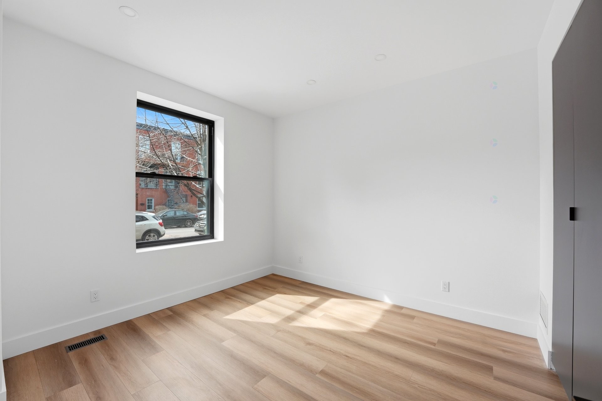 









137


Av. Querbes

,
Montréal (Outremont),




QC
H2V3V8

