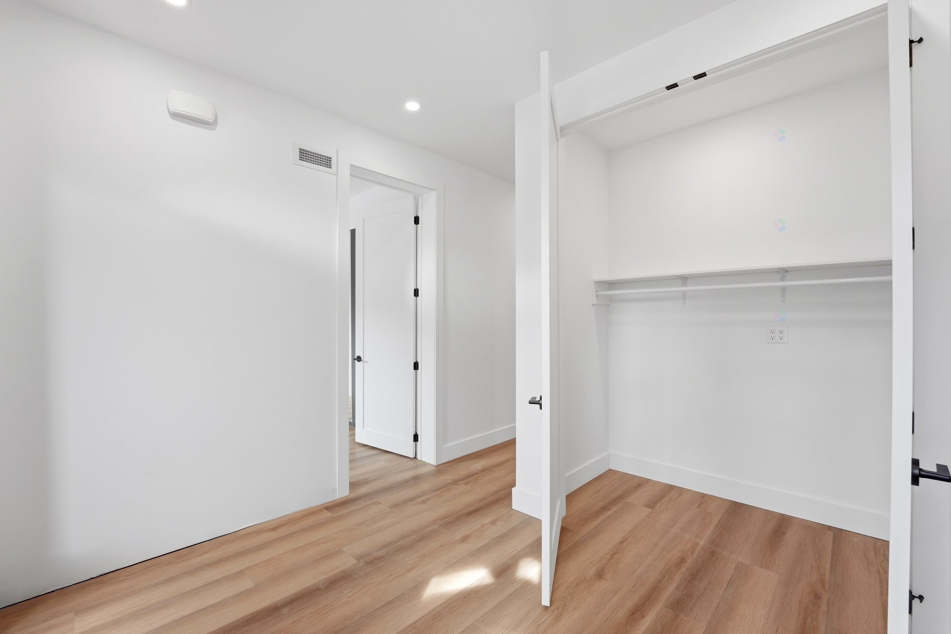 









137


Av. Querbes

,
Montréal (Outremont),




QC
H2V3V8

